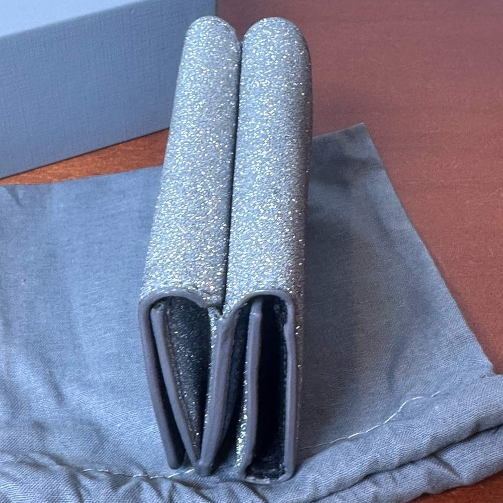 Balenciaga 551921 Metallic Silver Glitter
Everyday Mini Bifold Wallet - Picture 4 of 11